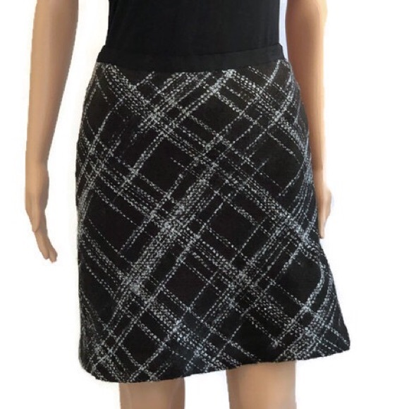 Liz Claiborne Dresses & Skirts - Liz Claiborne wool LIKE plaid skirt. Fully lined